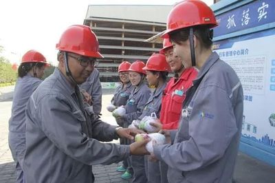 中泰民生 | 新疆中泰化學(xué)托克遜能化公司黨委國(guó)慶佳節(jié)慰問(wèn)一線員工